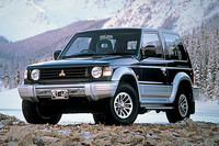 2代目「三菱パジェロ」
質実剛健なクロスカントリービークルだが、1990年代のRVブームでは、街中でファッションとして乗る人があふれた。その頃でも、アフリカや中近東などでは、タフで信頼性のある実用車として人気だった。