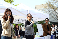 トヨタ自動車の豊田章男社長（写真中央）もサプライズで来場。時折ジョークを交えながら、クルマへの思いをストレートに語る姿は印象的だった。
    