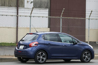 全方位的に小型化された「208」。「207」と比較して、全長は85mm、全幅は10mm小さくなった。写真は「208シエロ」。