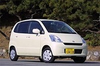 
	写真上：神奈川県は大磯で行われた試乗会。相模湾をバックに、左はターボモデル「ターボT」、右はNA搭載の「Xナビパッケージ」。
	写真下：全長×全幅×全高＝3395×1475×1590mm（2WD）、ホイールベース＝2360mmというボディサイズ。全高が55mm低くなったほかは、「ワゴンR」と同じだ。
	 