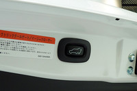 国産ミドルクラスSUVとしていち早く電動テールゲートを備えるなど、充実した装備も新型「アウトランダー」の特長。