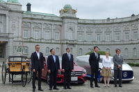 新型「Eクラス」の発表会は、「自動車の最先端安全技術に関する国際交流会」というイベントと同時開催された。場所は迎賓館赤坂離宮の前庭。写真は、来賓とともに撮影に応じるメルセデス・ベンツ日本 代表取締役社長の上野金太郎氏（向かって右から3番目）。