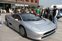 1993年式XJ220。88年のバーミンガムショーでプロトタイプがデビューし、91年の東京モーターショーで生産型が発表された、当時世界最高の時速220マイル（約352km）を謳ったスーパースポーツ。V6DOHC3.5リッターツインターボエンジンを積む。