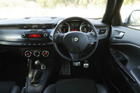 ダッシュボードでは「ダークブラッシュドアルミニウム」のパネルが横方向に広がる。ABCペダルもアルミ製へ。