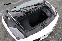 エンジンを運転席のすぐ後ろに搭載する「ガヤルド」。キャビンの前方は、ごらんのとおりラゲッジスペースに充てられる。