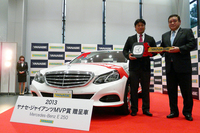 読売巨人軍の村田修一選手（左）と、ヤナセの井出健義 代表取締役社長（右）。
    