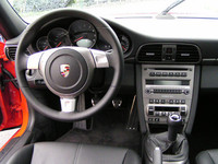 各メーターが一部くっついていた996（もしくはボクスター）と異なり、997はそれぞれを独立。シルバーパーツがアクセントに使われる。