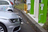 充電風景。給電口が車体前方にあるため、多くの場合、前向きに駐車してノーズを充電器に向けることになる。