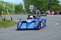 「浅間ヒルクライム」とは、浅間山のワインディングロードで行われる公道走行イベント。ヒルクライムと銘打たれているが、市街パレードやジムカーナなど、その他にもさまざまなイベントが催されていた。写真はヒルクライムに参加した「ラディカルSR4」。