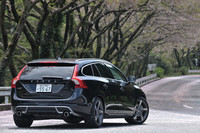 ボディーカラーは写真の黒系のほか、銀、赤、白の計4色が用意される。