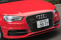 フロントまわりでは、14本のメッキバーを備えたフロントグリルが「e-tron」の特徴。「S line」用のものをベースに、左右のエアインレットに装飾を施したバンパーも、純ガソリン車との違いとなっている。