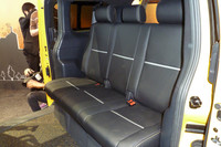 「NV200ニューヨークタクシー」のキャビンには3人分のシートが用意される。ロンドンタクシーのように逆向きのエクストラシートはない。（写真＝webCG）