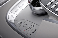 センターコンソールに備えられたトランスミッションやダンパーなどのモード切り替えスイッチ。
    