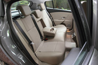 6:4分割可倒式のリアシート。アームレストも備わる。