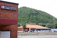 たとえ上下別々の建物でも、連絡通路があること多し。