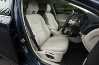 
	「インスクリプション」には本革シートが標準装備。色はボディーカラーに応じて「チャコール」と「ブロンド」の2色が用意される。
	