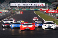 GT500クラスがスタート！　しかし、そこにポールシッターNo.18NSXの姿はなかった。とってかわった写真中央のNo.8 ARTA NSXも、順位を下げてしまう。