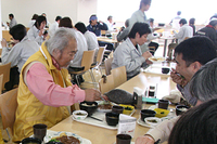 2008年3月、『NAVI』の連載「エンスー ヒストリック ツアー」で訪れた、日産座間事業所の社員食堂にて。
    