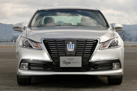 王冠をかたどってデザインしたという大きなグリルが目を引く、「ロイヤル」シリーズのフロントまわり。写真はハイブリッド車のもの。