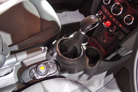 シフトレバー周辺のデザインは、ご覧の通り。
    