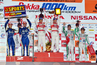 GT500クラスの表彰式。写真左から2位のNo.35 KeePer Kraft SC430（国本雄資／アンドレア・カルダレッリ）、優勝したNo.1 S Road REITO MOLA GT-R（柳田真孝／ロニー・クインタレッリ）、そして3位のNo.24 D'station ADVAN GT-R（ビヨン・ビルドハイム／安田裕信）。