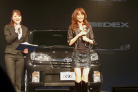 発表会には、デックスのCMに出演するタレントのエビちゃんこと蛯原友里さんがサプライズゲストとして登場。デックスの第一印象は「コンパクトなクルマなのに存在感があってカッコイイです。四角いのもイマドキって感じ」とコメントした。