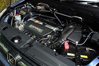 「10・15モード」で13.0km/リッターの燃費（平成22年燃費基準適合）、排出ガスに関しては、平成12年規制値の50％以下（HC、NOx）を実現した。