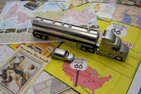 66の地図とPTＣのミニカーそしてピータービルトのタンクローリー。縮尺はほんの少し違うが追い越しに時間がかかるのは速度差が少ない(アメリカは追い越し中でも速度違反は出来ない)だけでなくこんなに長いから。