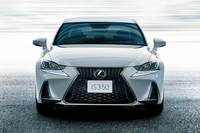 フロントまわりでは、バンパーやヘッドランプに加え、スピンドルグリルのデザインも変更された。