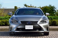 「いままでのレクサスにはなかった、新たな個性」と形容される、新型クーペ「RC」。2014年10月末に発売された。
    