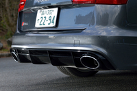 アウディドライブセレクトでモードを切り替えるとエンジンやサスペンションの制御だけでなく、エキゾーストの音色も変化。「ダイナミック」モードでは、迫力に満ちた走りが楽しめる。
    