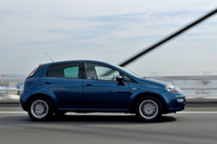 ボディーのスリーサイズは従来と同じ。リアサイドウィンドウはうっすらと着色された「プライバシーガラス」となる。