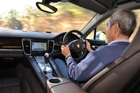 乗車感覚は一般的な高級セダンのそれとは異なり、スポーツカーらしい雰囲気。