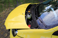 車体の前側に荷室は用意されておらず、ボンネットの下はバッテリーやウィンドウウオッシャー液、ブレーキフルードなどのスペースとなっている。