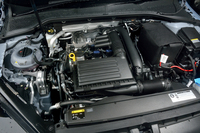 1.4リッターエンジンに限って、走行状態に応じて2-3番シリンダーの燃焼を止めて燃費を稼ぐ、気筒休止システムが備わる。
    