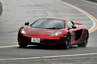 「マクラーレンMP4-12Cスパイダー」が0-100km/h加速に要する時間は3.1秒。最高速度は329km/hと公称される。