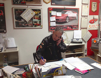 顧客からの電話に応対するフランチェスコさん。