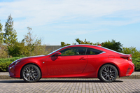 新開発色「ラディアントレッドコントラストレイヤリング」の個体。独自の5層コートにより、鮮やかさと深い陰影が得られるという。
    