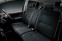 シルバーのパイピングを持つブラックのファブリックシートが装着される。