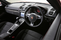 「ケイマンGTS」の室内。黒いレザーとアルカンターラが一段とスポーティーな雰囲気を演出する。テスト車は6段MT仕様。