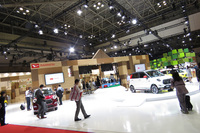 第44回東京モーターショーでの、ダイハツブースの様子。