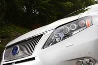 「RX450h」の外観は、フロントグリル、フロントバンパー＆フォグランプ、LEDのヘッドランプ、リアコンビネーションランプなどがオリジナルとなり、レクサスエンブレムにハイブリッド専用のブルーが配される。