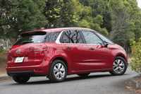 ボディーカラーは「グランドC4ピカソ」と同じ全6色。このうち「ブラン ヒッコリー」と「ルージュ ルビ」「ブルー テレス」「グリ アルミニウム」の4色は有償オプションとなる。
    