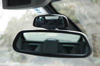 ルームミラーは2つ。車両後方を映すバックミラーの上には、リアシートの家族の様子を映す小さなミラーが備わる。