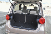 後席は50：50の左右分割でリクライニングとフォールディングが可能。（クリックすると後席が倒れる様子が見られます）