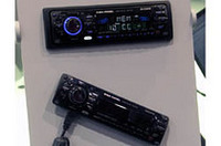 取り外し可能なフロントフェイスにフラッシュメモリーを内蔵したソニーの製品。コンピューターから音楽を転送し本体にセットすれば圧縮音源が楽しめるというわけ。