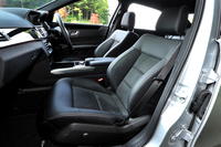 「E250アバンギャルド」のフロントシート。「レザーDINAMICA」と呼ばれる、合皮とスエード調ファブリックのコンビネーションシートが標準となる。