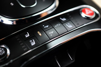 ダンパーの減衰力や車高の調整、可動式リアスポイラーの昇降などはセンターコンソールのスイッチで行う。