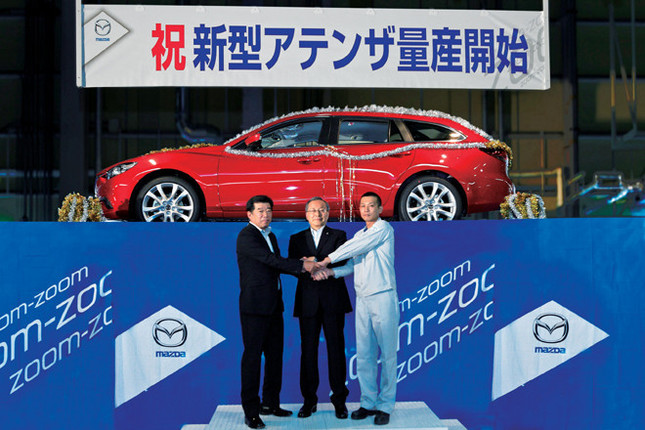 新型「マツダ6」の生産第1号車はワゴンモデル（欧州仕様）だった。