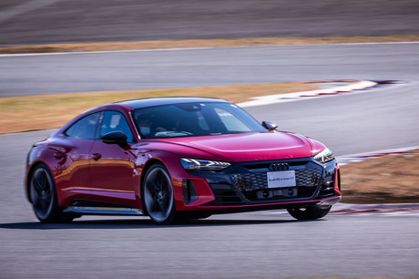 富士スピードウェイのレーシングコースで、アウディのフラッグシップBEV 「RS e-tron GT」をテストドライブ...